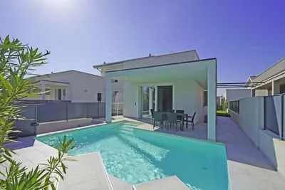 Image de Villa Botego 23 | 3 Bedrooms | Private Infinity Pool, Lake Views & Shaded Garden Terrace | Modern Open-Plan Living | Sirmione