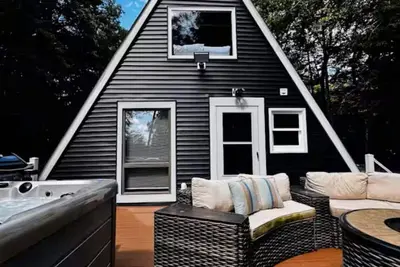 Image de Cozy & Modern A-Frame in the woods w/Hot Tub