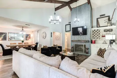 Image de The 806 - Sleeps 14+ - Perfect for Big Groups