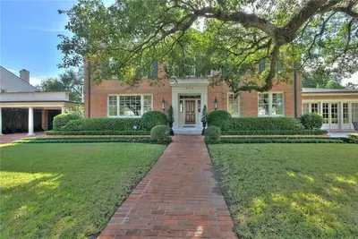 Image de Privacy & Security: Gated Mansion in Exclusive Nola Neighborhood