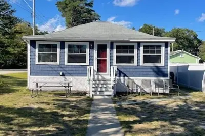 Image de Best Maine Beach just steps away from charming, 2 bedroom, beach cottage in Kinney Shores!