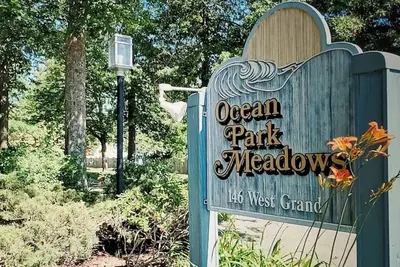 Image de Come relax on the deck and soak on the ocean breeze or enjoy all that Ocean Park Meadows offers!