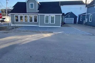 Image de Sunny and spacious beach home, just a minute to the beach!