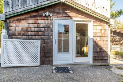 Image de Studio apartment in a two unit, just staps to the sandy beach!