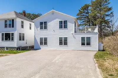 Image de Directly across the street from the beach! Charming, one bedroom, Oceanview apartment.