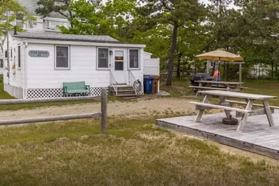 Image de Steps to the beach with beautiful ocean and lighthouse views from the yard