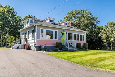 Image de Historical family cottage only steps from the beach of Kinney Shores