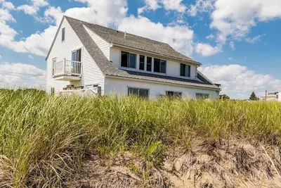 Image de Watch the sunrise and waves from your porch, and enjoy the gorgeous ocean views!