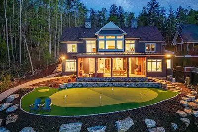 Image de New Designer Lakefront Dock Putting Green Golf Sim