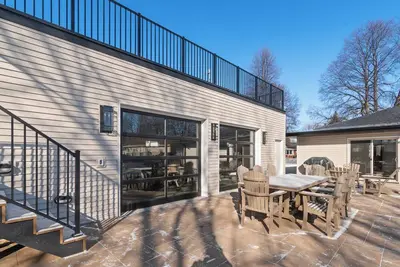 Image de Titletown Bungalow: A Cozy Retreat in the Heart of Lambeau Field District!