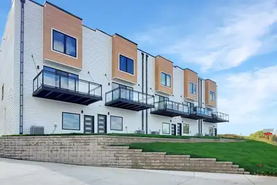 Image de The Legend Lookout at the Lakes in the hottest new development CentralPark