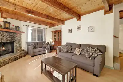Image de Aeroplane Gambrel Chalet- Adorable Airport Retreat Cottage