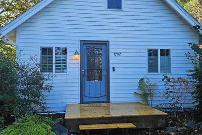 Image de Nestled in the charming University Place, our cozy house is a perfect retreat!