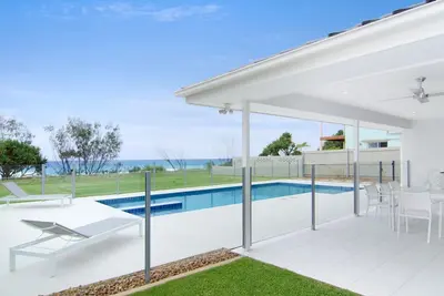 Image de Sentosa on Tugun 5 Bedroom Beachfront Home