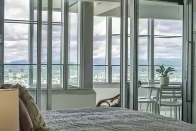 Image de Designer rooms at q1 resort Gclr 3 Bedroom Tropical Chic