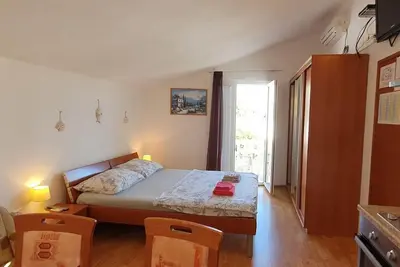 Garçonnière avec le balcon et la vue sur le mer Tisno, Murter (As-23720-a)
