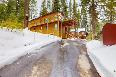 Image de Serene home with fireplace, spacious deck, sauna, WiFi and nearby activities