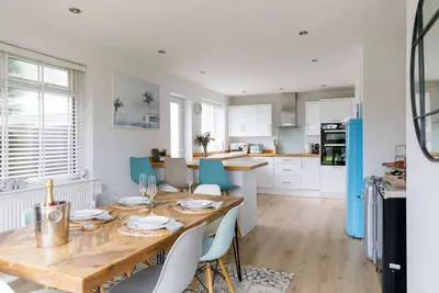 Image de Beach house for 8 with hot tub & garden