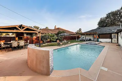 Image de 3 Mi to Downtown McAllen: Quiet Home w/ Pool