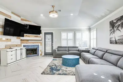 Image de Community Pool & Courts: Missouri City Gem w/ Yard