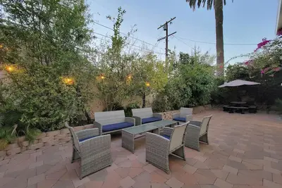 Image de 3 bedroom private guest suite by Mr C Hotel, Safe A+ area with Patio, WiFi, Tv