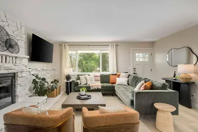 Image de Exquisite Single Level Retreat on Half-Acre, All New Decor and Furnishing, Pet Friendly, Open Layout