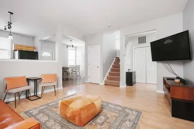 Image de Cozy Downtown Escape! Hot tub and Modern Touches