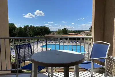 Image de Studio avec Terrasse et Piscine, Parking Inclus
