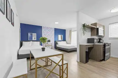Image de Beach Retreat Modern Sunny Studio | Steps to Sand