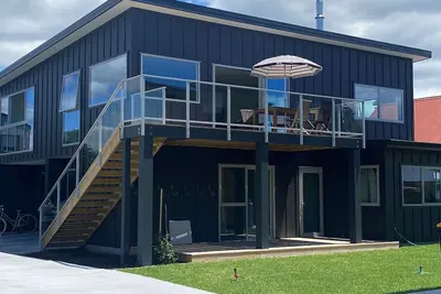 Image de Ocean Bliss Retreat: Modern 4-Bedroom Home Steps from Beach and Shops