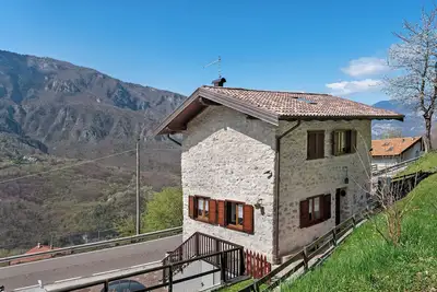 Image de Maison de vacances « Della Melania » avec vue sur les montagnes et piscine