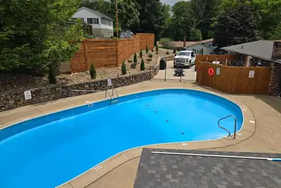 Image de Crystal Wave Retreat, Berlin Ohio\nHot tub and pool