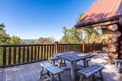 Cozy Log Cabin Retreat, Sleeps 10・Hot Tub・Firepit