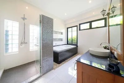 Image de Family Friendly 4-bedroom & 1200sqm Villa, 20m Pool, 15Min to Beach - Bua Sawan