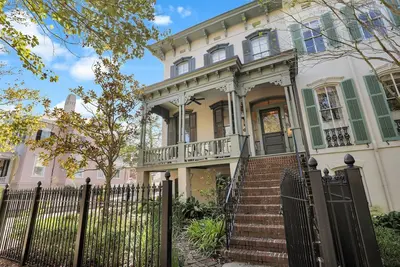 Image de Luxury Manor on Tree-lined Street Steps to Forysth Park by Lucky Savannah