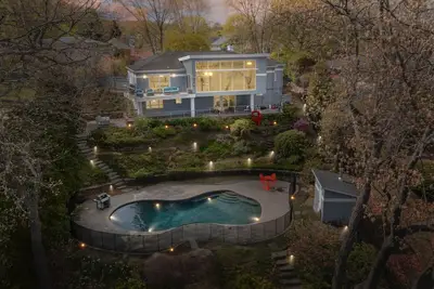 Image de Majestic lakefront 3-bedroom with pool, hot tub, water sports and birdwatching
