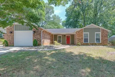 Image de Cozy 3-bedroom Ranch Retreat with 2 Baths, WiFi, Garage, and Fenced Backyard