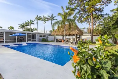 Image de Golfers Green Retreat with 35' Heated Pool & Tiki. Pet Friendly!