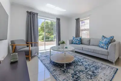 Image de 2-Bedroom Family Retreat in Gardens | Pool