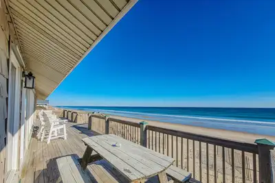Image de Relax at 'Sol SEAker' – 4-Bedroom Beachside Haven