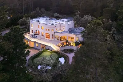 Image de Luxurious Pebble Beach Retreat with gym, golf simulator & putting green!