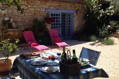 Image de Cosy cottage in small charming 13c walled village.