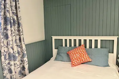 Image de Cozy retreat steps from the beach, boardwalk, and trendy Queen St shops!