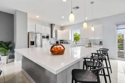 Image de 4 Br townhome steps from beach w/ sauna, Gym, pool access
