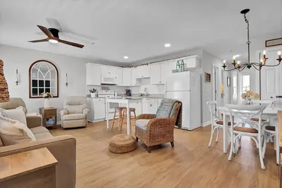 Image de Perfect Surf City Stay: Walk to Beach, Dining, & Fun