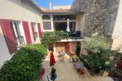 Image de Studio provençal rénové, au cœur du village d'Eyragues, belle cour fleurie
