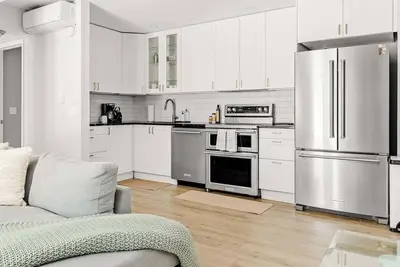 Image de Bright & Modern | King Suite | Creekside Trail