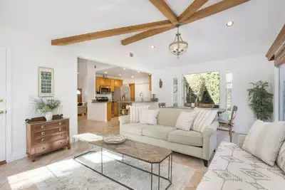 Image de Family Friendly Beach House in Huntington Beach-Tiki Bar/Bikes/Surf Board