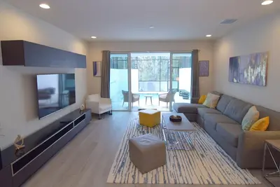 Image de New 3 Bedroom/3 Bath Home, 2 Lounges, West-Facing Dip Pool, Disney 10 miles!