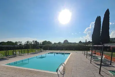Image de Fiori: cozy ground floor accommodation, private garden and A. C. pool use.